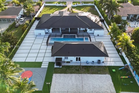 House in Miami, Florida 6 bedrooms, 503.9 sq.m. № 2046441 - photo 3