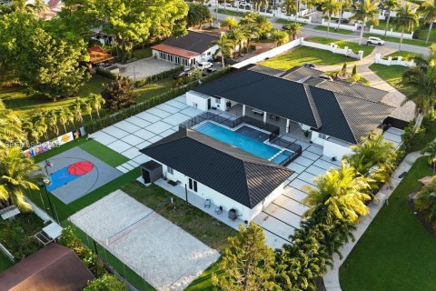 House in Miami, Florida 6 bedrooms, 503.9 sq.m. № 2046441 - photo 4