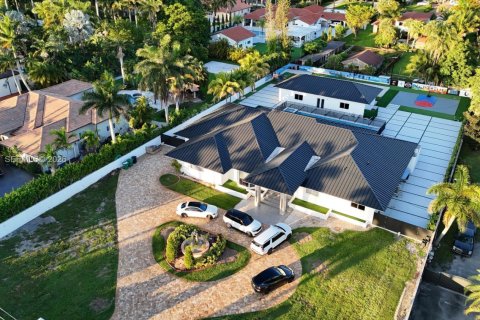 House in Miami, Florida 6 bedrooms, 503.9 sq.m. № 2046441 - photo 6