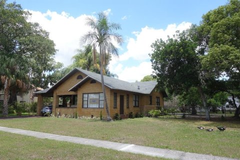 House in Lakeland, Florida 3 bedrooms, 163.14 sq.m. № 2150359