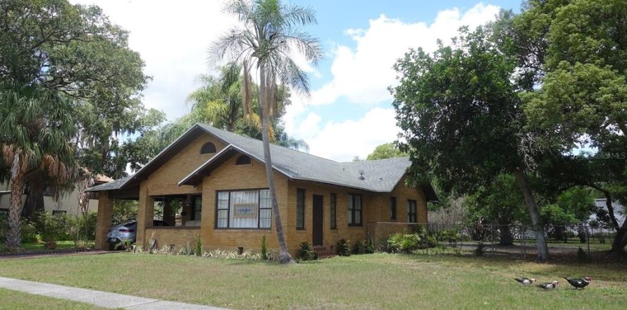 House in Lakeland, Florida 3 bedrooms, 163.14 sq.m. № 2150359