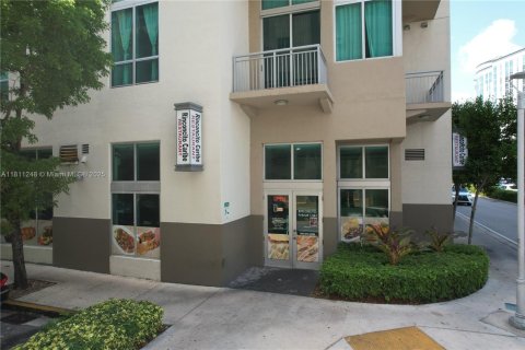 Commercial property in Miami, Florida № 1957663 - photo 1