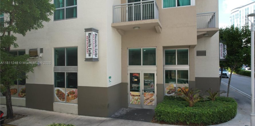 Commercial property in Miami, Florida № 1957663