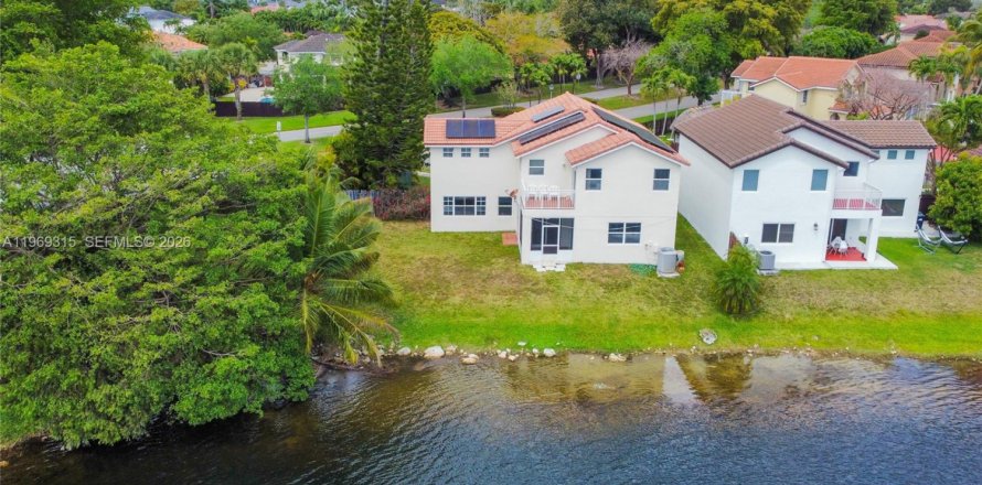 Villa ou maison à Miami, Floride 4 chambres, 198.16 m2 № 2032663