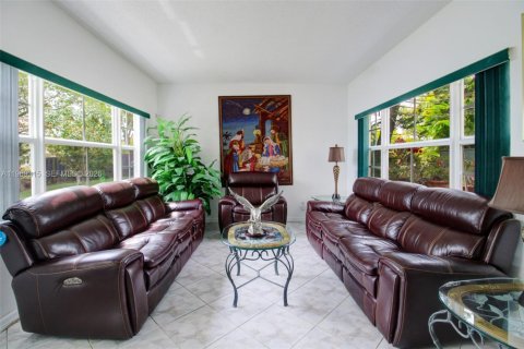 Villa ou maison à vendre à Miami, Floride: 4 chambres, 198.16 m2 № 2032663 - photo 9