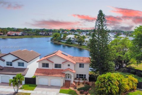 Villa ou maison à vendre à Miami, Floride: 4 chambres, 198.16 m2 № 2032663 - photo 2