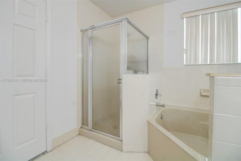 Villa ou maison à vendre à Miami, Floride: 4 chambres, 198.16 m2 № 2032663 - photo 27