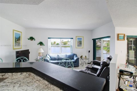 Villa ou maison à vendre à Miami, Floride: 4 chambres, 198.16 m2 № 2032663 - photo 14