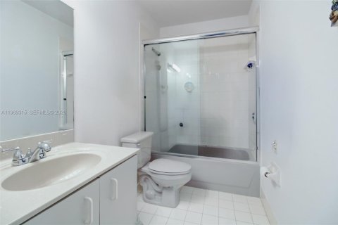 Villa ou maison à vendre à Miami, Floride: 4 chambres, 198.16 m2 № 2032663 - photo 23