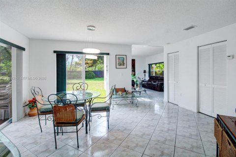 Villa ou maison à vendre à Miami, Floride: 4 chambres, 198.16 m2 № 2032663 - photo 11