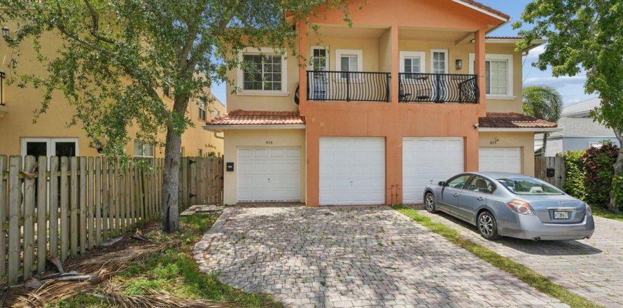 Adosado en Fort Lauderdale, Florida 4 dormitorios, 281.87 m2 № 2147214