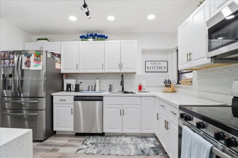 Villa ou maison à louer à Hollywood, Floride: 3 chambres, 131.92 m2 № 2091301 - photo 2