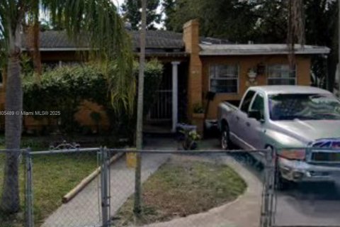 House in Miami, Florida 3 bedrooms, 131.55 sq.m. № 1739050 - photo 1