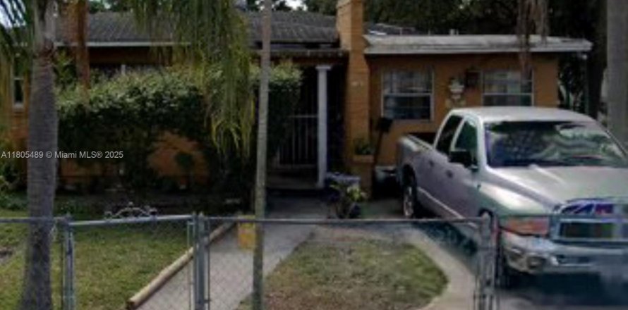 House in Miami, Florida 3 bedrooms, 131.55 sq.m. № 1739050