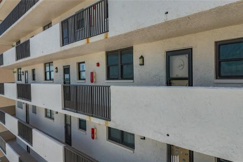 Condo in Redington Shores, Florida, 2 bedrooms № 2219560 - photo 27