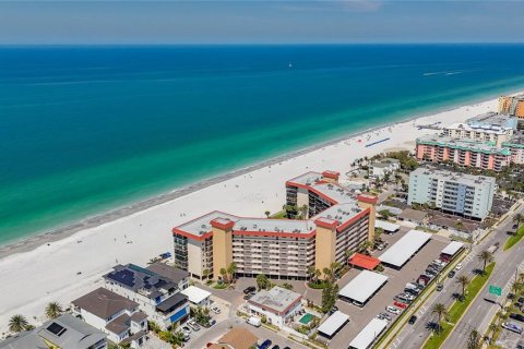 Condo in Redington Shores, Florida, 2 bedrooms № 2219560 - photo 15