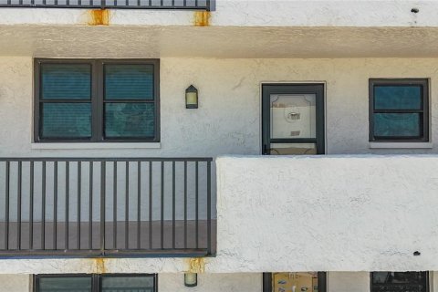 Condo in Redington Shores, Florida, 2 bedrooms № 2219560 - photo 26