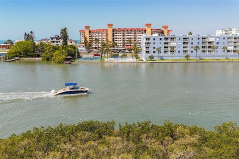 Condo in Redington Shores, Florida, 2 bedrooms № 2219560 - photo 17