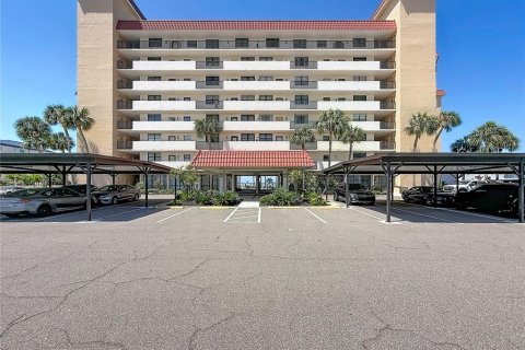 Condo in Redington Shores, Florida, 2 bedrooms № 2219560 - photo 28