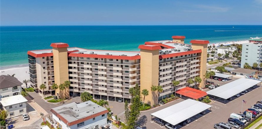 Condo in Redington Shores, Florida, 2 bedrooms № 2219560