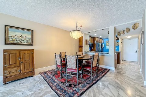 Condo in Redington Shores, Florida, 2 bedrooms № 2219560 - photo 5
