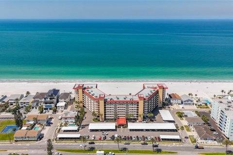 Condo in Redington Shores, Florida, 2 bedrooms № 2219560 - photo 14
