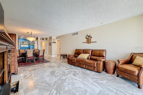 Condo in Redington Shores, Florida, 2 bedrooms № 2219560 - photo 6