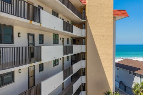 Condo in Redington Shores, Florida, 2 bedrooms № 2219560 - photo 25