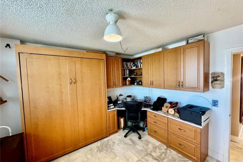 Condo in Redington Shores, Florida, 2 bedrooms № 2219560 - photo 11