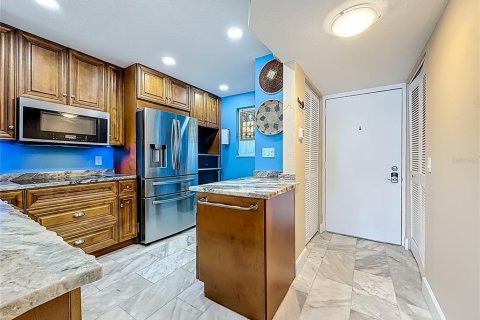 Condo in Redington Shores, Florida, 2 bedrooms № 2219560 - photo 2