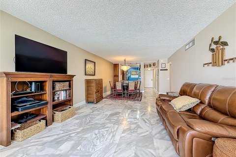 Condo in Redington Shores, Florida, 2 bedrooms № 2219560 - photo 12