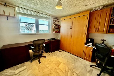 Condo in Redington Shores, Florida, 2 bedrooms № 2219560 - photo 10
