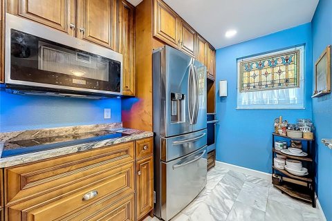 Condo in Redington Shores, Florida, 2 bedrooms № 2219560 - photo 8