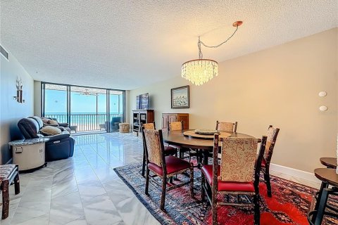 Condo in Redington Shores, Florida, 2 bedrooms № 2219560 - photo 9