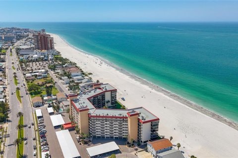 Condo in Redington Shores, Florida, 2 bedrooms № 2219560 - photo 13