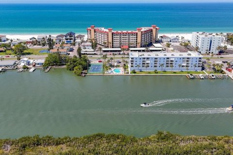 Condo in Redington Shores, Florida, 2 bedrooms № 2219560 - photo 16