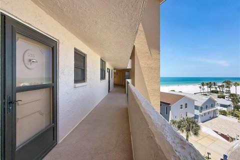 Condo in Redington Shores, Florida, 2 bedrooms № 2219560 - photo 30