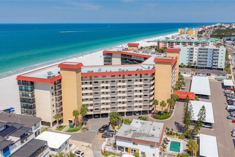 Condo in Redington Shores, Florida, 2 bedrooms № 2219560 - photo 18