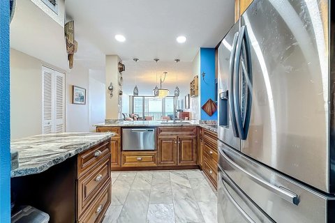 Condo in Redington Shores, Florida, 2 bedrooms № 2219560 - photo 4