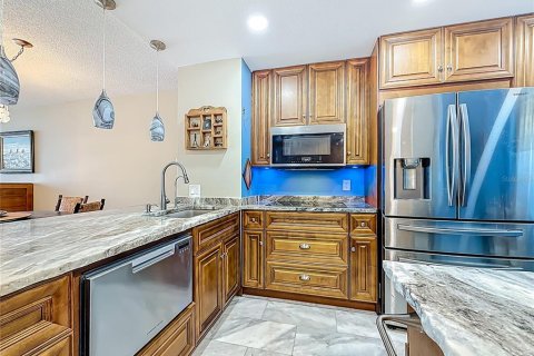 Condo in Redington Shores, Florida, 2 bedrooms № 2219560 - photo 7