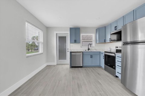 House in Saint Petersburg, Florida 2 bedrooms, 66.89 sq.m. № 2195979 - photo 8