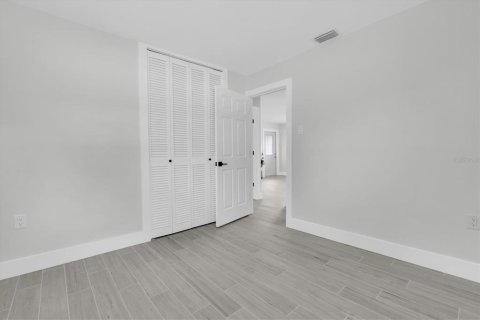 House in Saint Petersburg, Florida 2 bedrooms, 66.89 sq.m. № 2195979 - photo 15