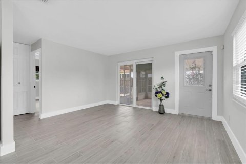House in Saint Petersburg, Florida 2 bedrooms, 66.89 sq.m. № 2195979 - photo 3