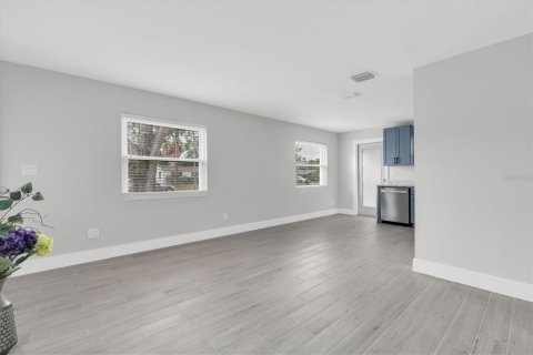 House in Saint Petersburg, Florida 2 bedrooms, 66.89 sq.m. № 2195979 - photo 6