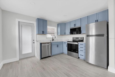 House in Saint Petersburg, Florida 2 bedrooms, 66.89 sq.m. № 2195979 - photo 9