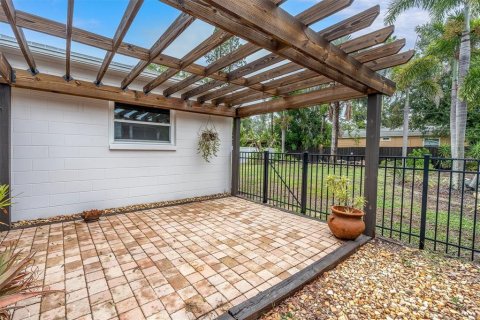 House in Saint Petersburg, Florida 2 bedrooms, 66.89 sq.m. № 2195979 - photo 21