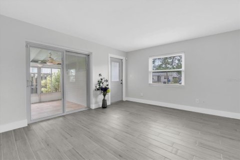 House in Saint Petersburg, Florida 2 bedrooms, 66.89 sq.m. № 2195979 - photo 5