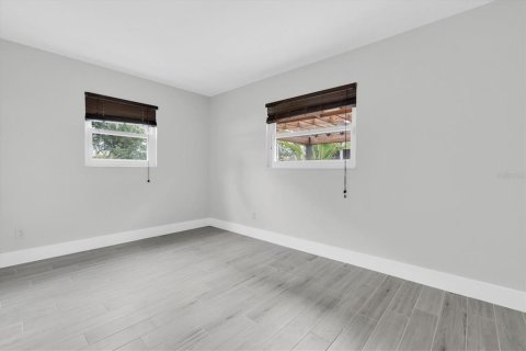 House in Saint Petersburg, Florida 2 bedrooms, 66.89 sq.m. № 2195979 - photo 12