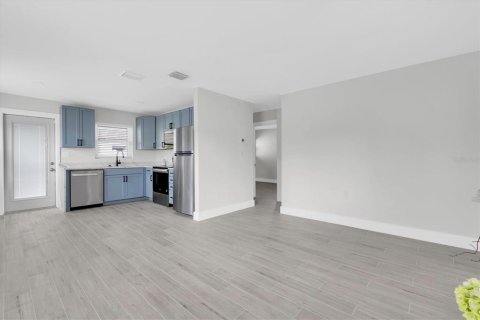 House in Saint Petersburg, Florida 2 bedrooms, 66.89 sq.m. № 2195979 - photo 4
