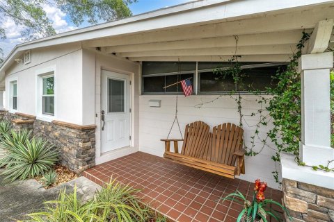 House in Saint Petersburg, Florida 2 bedrooms, 66.89 sq.m. № 2195979 - photo 2
